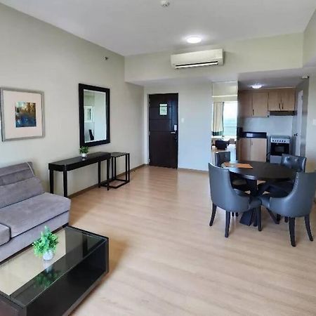 Spacious Bgc 2 Bedroom With A View Manila Esterno foto