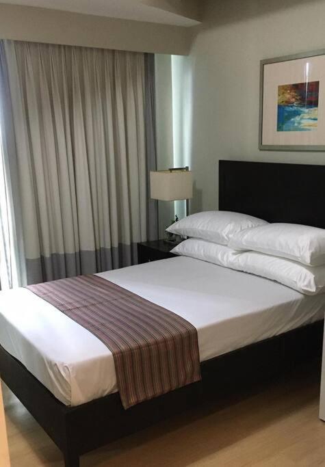 Spacious Bgc 2 Bedroom With A View Manila Esterno foto