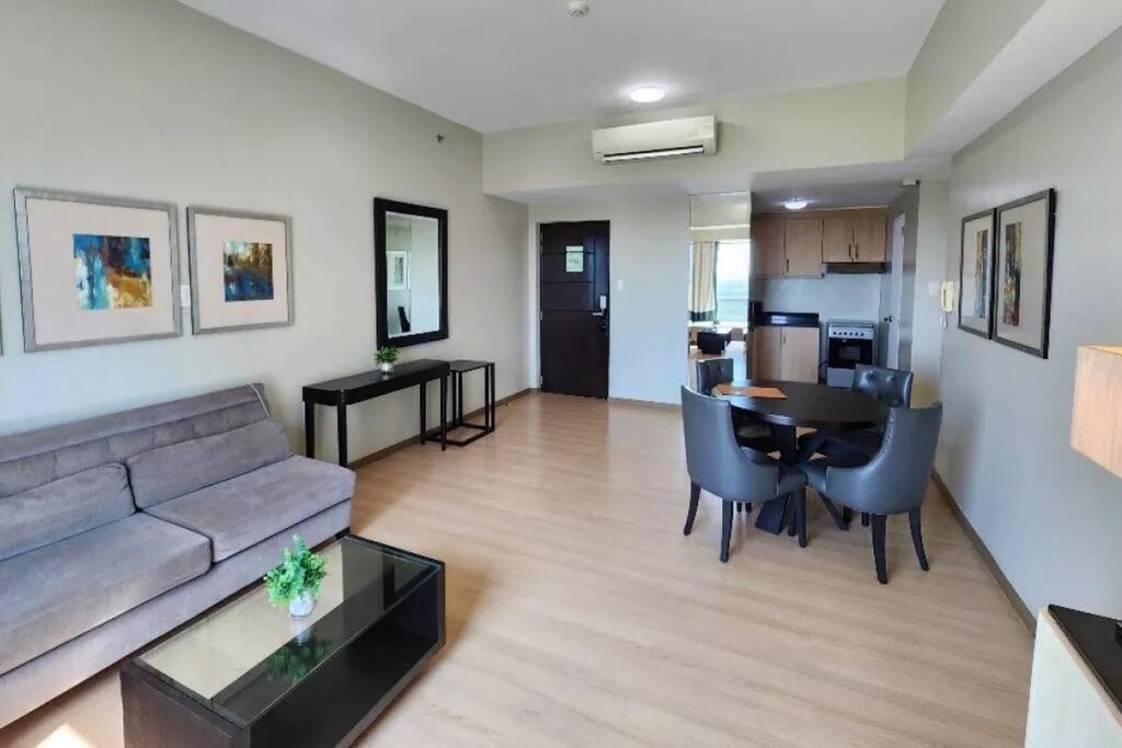 Spacious Bgc 2 Bedroom With A View Manila Esterno foto