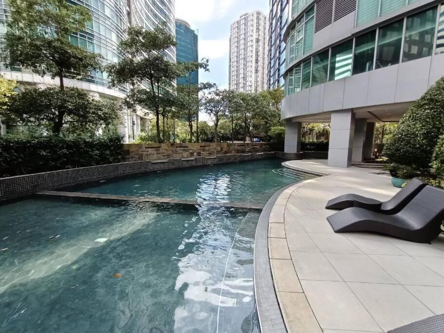 Spacious Bgc 2 Bedroom With A View Manila Esterno foto
